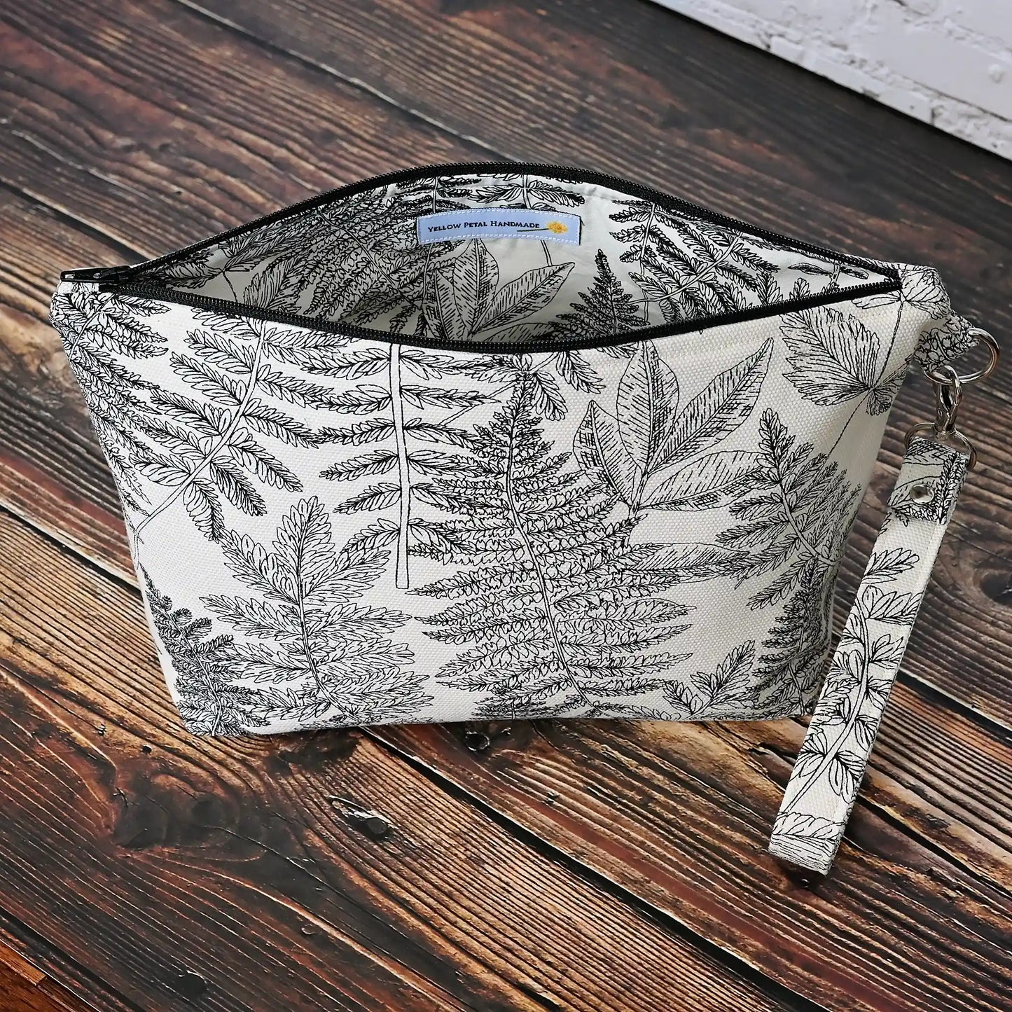 Beautiful fern print pouch made from a cream and black canvas and lined in a cotton of the same pattern. This pouch is great for your small projects or could be used for pretty much anything! Made in Canada by Yellow Petal Handmade.