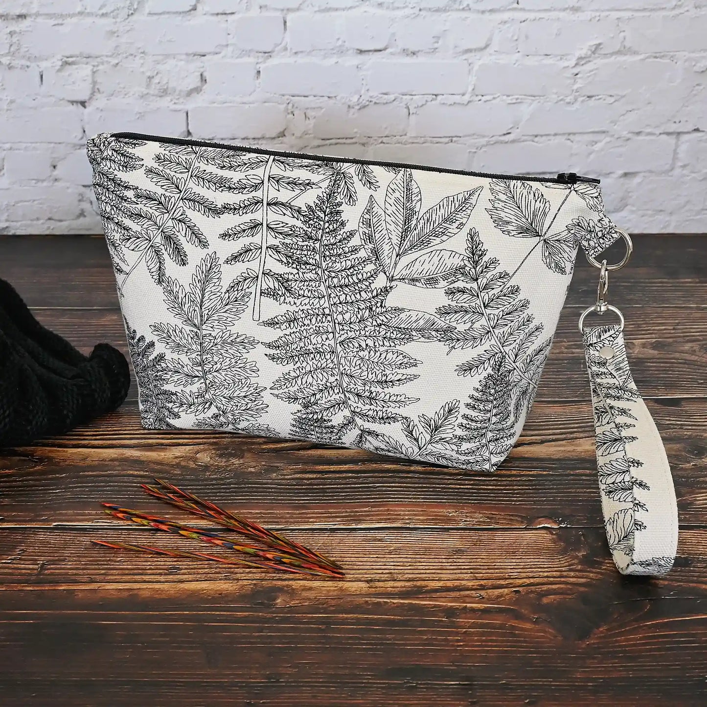 Beautiful fern print pouch made from a cream and black canvas and lined in a cotton of the same pattern. This pouch is great for your small projects or could be used for pretty much anything! Made in Canada by Yellow Petal Handmade.