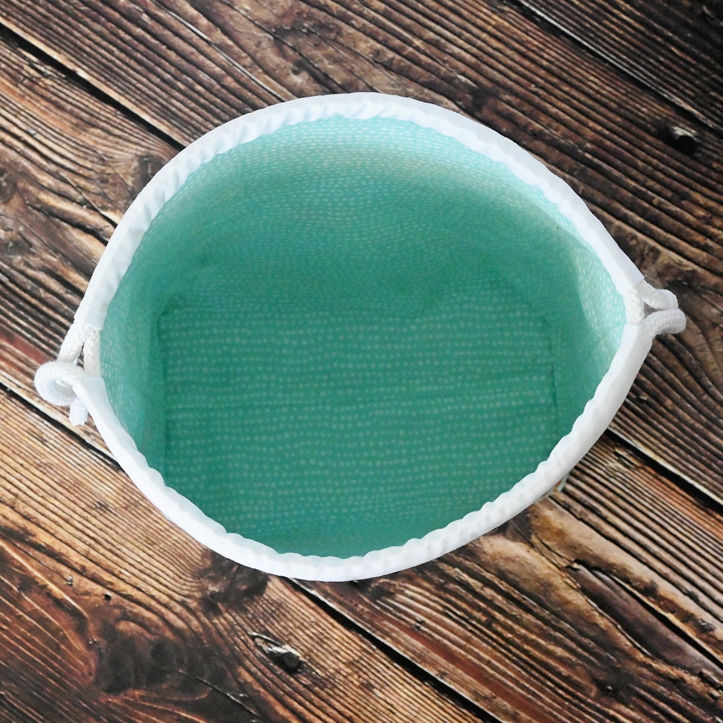 Pretty mint floral drawstring knitting bag made in a lovely cotton from Rifle Paper's newest Garden Party collection. It's lined in a lovely spotted mint cotton and is available with or without pockets. Closes securely with a double drawstring. Made in Canada by Yellow Petal Handmade.