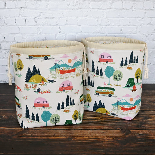 Charming vintage camper inspired drawstring bags with a fun motif of campers and an old station wagon on cream fabric.  Lined in a fun multicoloured dotty fabric.   Made in Canada by Yellow Petal Handmade.