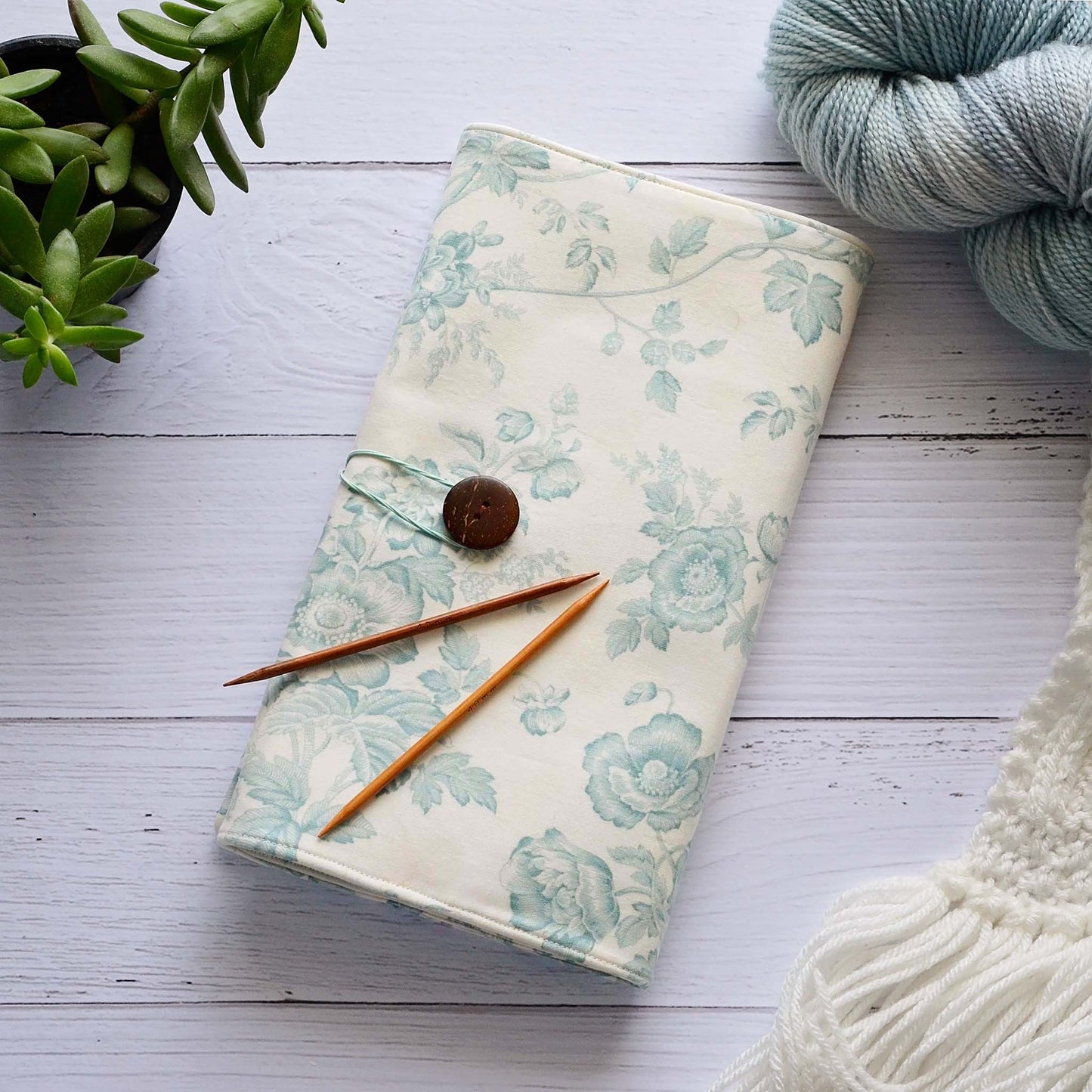 Trifold Needle Wrap in Creams and Aquas