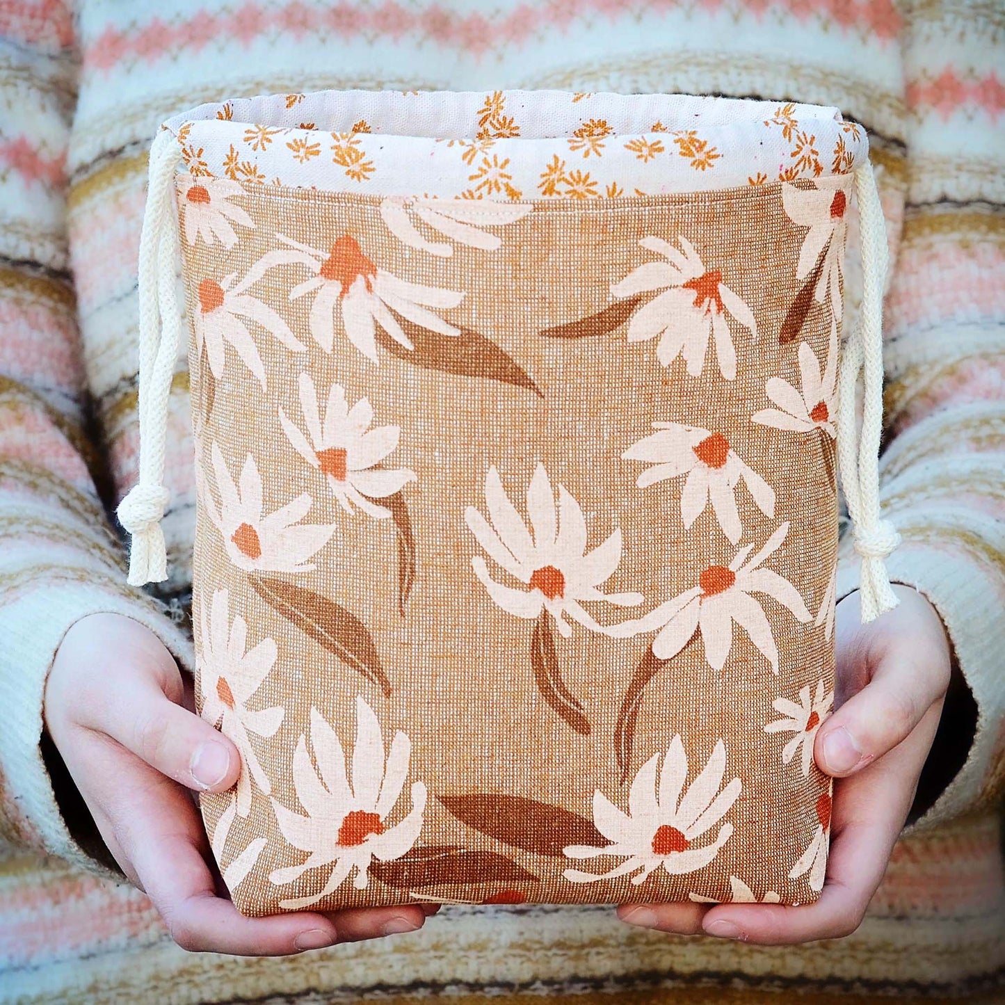 Linen knitting bag with daisies made from Kaufman linen. Made in Canada by Yellow Petal Handmade.
