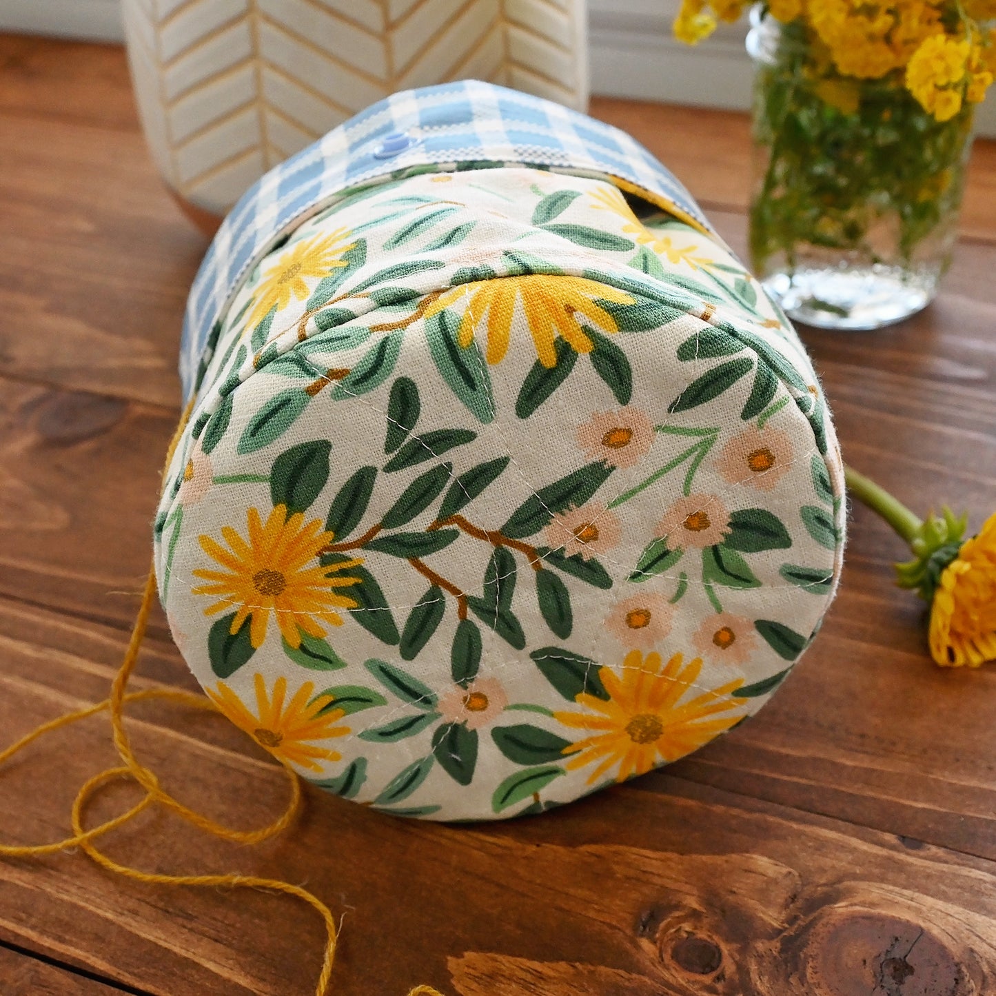 Daisy Fields Yarn Cake Cozy - Medium