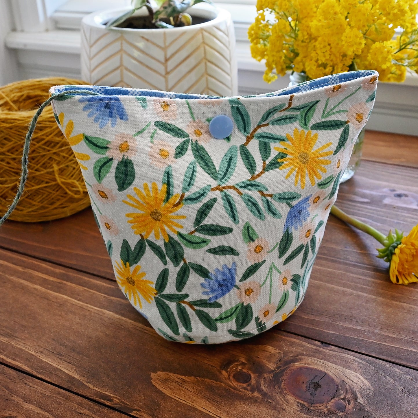 Daisy Fields Yarn Cake Cozy - Small