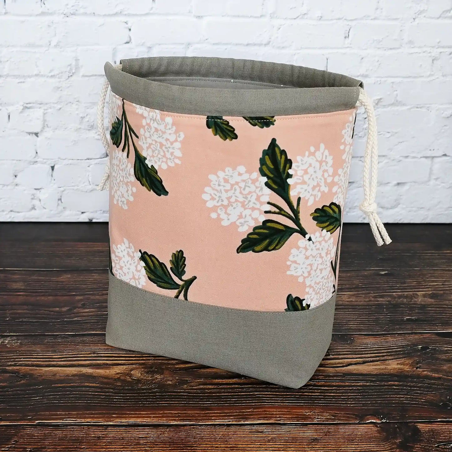 Pretty drawstring project bag made from a pretty peach hydrangea cotton from Rifle Paper Co and paired with a lovely putty coloured linen.  This bag has pockets inside and is lined in a putty coloured cotton with white spots.  Made in Canada by Yellow Petal Handmade.