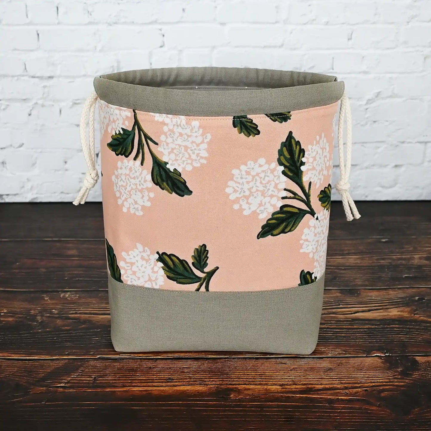 Pretty drawstring project bag made from a pretty peach hydrangea cotton from Rifle Paper Co and paired with a lovely putty coloured linen.  This bag has pockets inside and is lined in a putty coloured cotton with white spots.  Made in Canada by Yellow Petal Handmade.