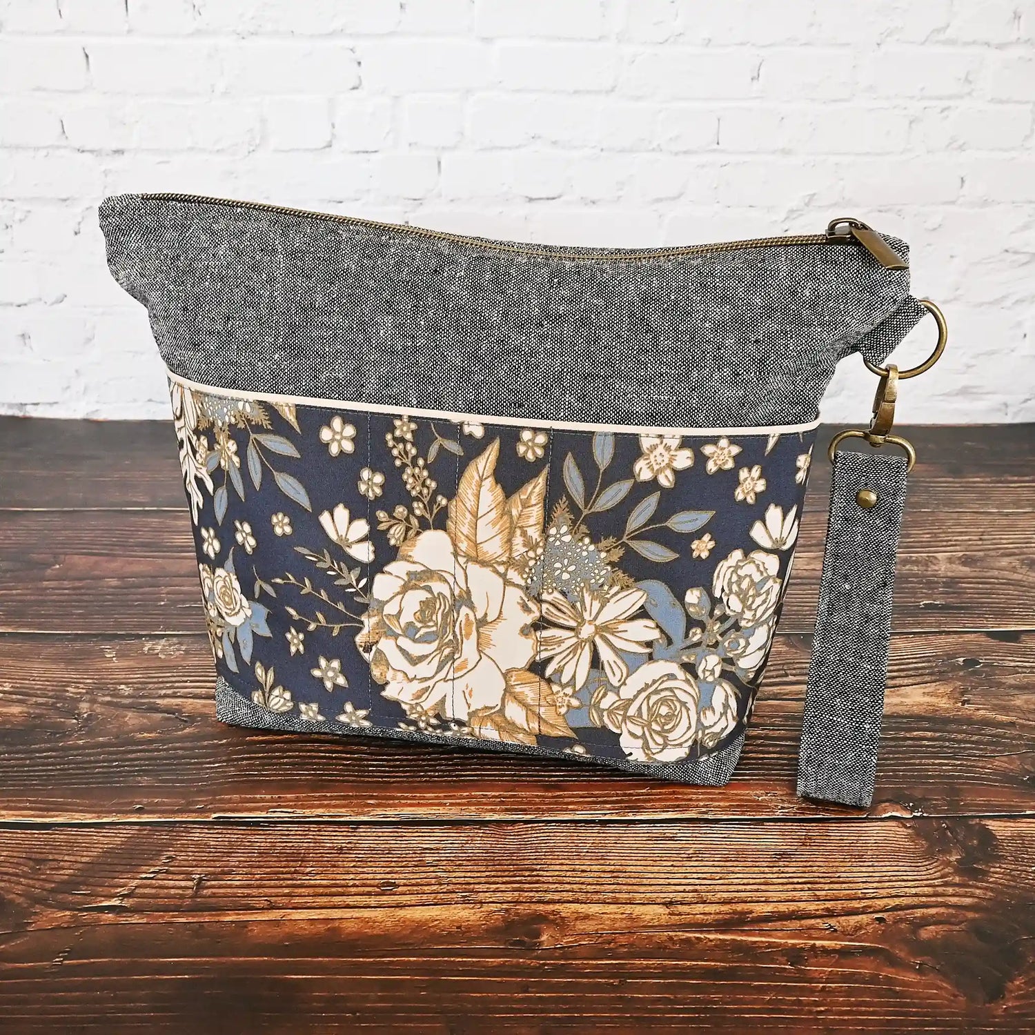 Beautiful linen project bag with exterior pockets made from a gorgeous navy floral cotton.  Handmade in Canada by Yellow Petal Handmade.
